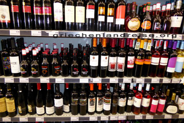 Weinflaschen im Supermarkt-Regal stehend  beim Griechenland Urlaub im Jahr 2015, die Preise dafür nenne ich auf meinem Griechenland online Reiseführer.