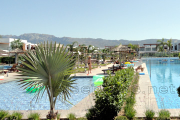 Hotelanlage mit Swimmingpool und im Hintergrund die Ausläufer des Dikeos Gebirges auf der Insel Kos.