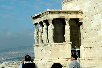 Korenmädchen an der Korenhalle vom Erechtheion auf der Akropolis Athen beim Griechenland Urlaub.