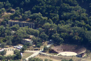 Eines der wenigen Amphitheater die man beim Griechenland Urlaub zu sehen bekommt.