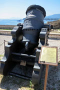 Mit dieser dicken Kanone konnte man im Mittelalter die in den Hafen einfahrenden Schiffe beschießen aus den Ländern mit denen man gerade im Clinch lag. Die Kanonenkugel flogen bis zu 500 Meter weit in den Hafen von Korfu Stadt.