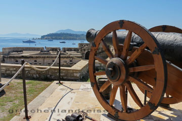Eine Kanone die den Hafen überwacht beim Griechenland Urlaub 2015 fotografiert.