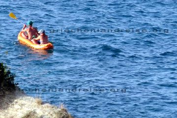 Touristen die sich beim Griechenland Urlaub auf der griechischen Insel Korfu ein Kakaj-Schlauchboot gemietet haben um damit die Strände zu erkunden wo man nur mit dem Boot hin kommt, einsame Buchten.