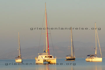 Schöne Segelschiffe und Katamarane kann man beim baden in einer der vielen idyllischen Buchten auf der griechischen Insel Korfu auch noch bewundern.