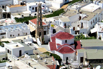 Marienkirche in Lindos mit dem imposanten Glockenturm und den Kppeln über dem Kirchenschiff auf der Insel Rhodos in Griechenland.