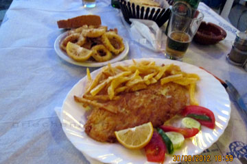 Calamares mit Brot, panierte Seezunge mit Pommes beim Rhodos Urlaub in einem Restaurant. Etwa 9 Euro hat die Seezungen 2012 gekostet und die Calamaris etwa 5 Euro.