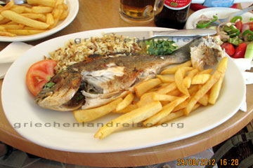 Griechisches Essen beim Rhodos Urlaub in einem Restaurant unterwegs beim Ausflug zu den Sehenswürdigkeiten. 9,50 Euro 2012