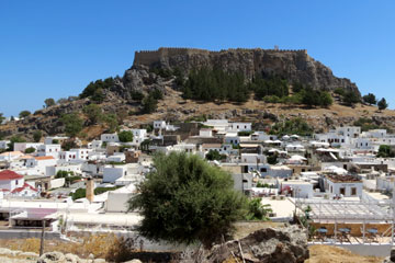 Eine für die Geschichte von Rhodos wichtiger ehemaliger Stadtstaat mit Ritterburg hoch auf einem Felsen, das ist Lindos im Südwesten der griechischen Insel vor der Küste von Kleinasien.