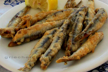 Griechisches Essen beim Rhodos Urlaub in einem Restaurant, Sardinen mit einem Stück Zitrone auf dem Teller.  6 Euro 2012