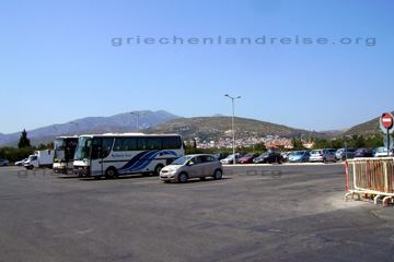 Parkplatz für den Reisebus und Mietwagen am Flughafen auf der Insel Samos.