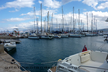 Yachthafen neben dem Ammos Beach in Agios Nikolaos. Im Hintergrund hinter den vielen Masten der Segelyachten erkennt man die hohen Berge der Insel Kreta in Griechenland.