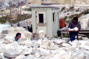 Archäologen bei der Arbeit mit den Steinen die sich über das ganze Gelände neben der Akropolis in Athen verteilen.
