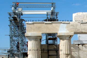 Restauratoren bei ihrer Arbeit an der Akropolis in Athen.