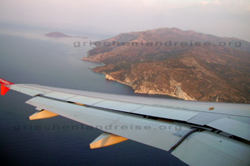 Beim Flug über die griechische Halbinsel Chalkidiki. Man erkennt die linke Tragfläche als das Flugzeug eine leichte Linkskurve flog, unter dem Flügel die Halbinsel mit ihren steil aufragenden Küsten wo man keinen Strand erkennen kann.