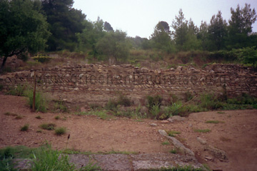 Olympia auf den Peloponnes in Griechenland, Überreste von einer Mauer von einem Gebäude