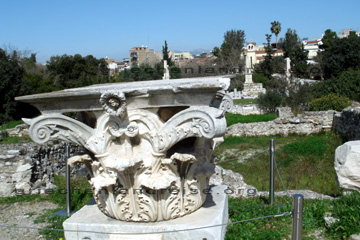 Archaisches Volutenkapitell in der Agora von Athen - eingerollte Blätter sollen an einen Palmenhain erinnern.