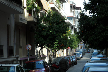 Blick in eine Seitenstraße in Athen.