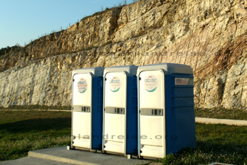 Sanitäre Anlagen auf einem Parkplatz auf der Autobahn in Griechenland (Nordgriechenland).