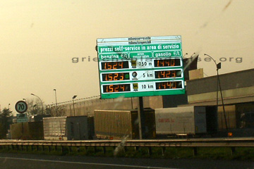 Anzeigetafel der Preise für Benzin in Italien 2010