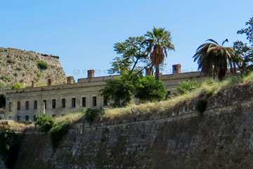 Hier auf dem Bild erkennt man das britische Hospital auf der alten venezianischen Festung von Korfu Stadt. Unterhalb befindet sich der Mandraki Hafen.