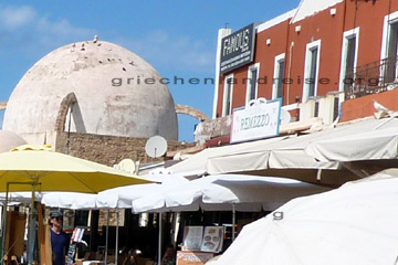 Café neben der Kuppel der alten Moschee in Chania auf der griechischen Insel Kreta.