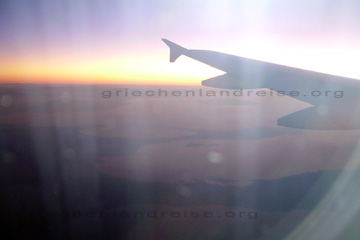 Beim Überflug der Halbinsel Chalkidike in Nordgriechenland. Auf dem Bild erkennt man die drei Finger - Landzungen und hinten der Götterberg Athos.