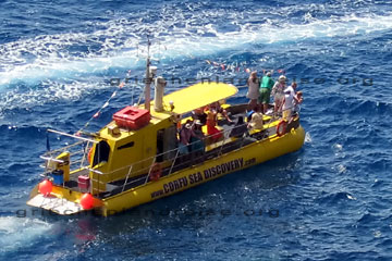 Die Preise was das kostet die Unterwasserwelt im adriaischen und dem ionischen Meer beim Griechenland Urlaub mit diesem auf dem Bild zu sehenden Glasbodenboot zu erkunden, das nenne ich unter der Reiserubrik Korfu Ausflüge.