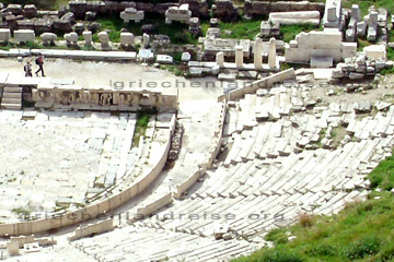 Größere Ansicht vom Dionysos Theater in Athen wo man die Lehnen der Sitze der ersten Sitzreihe besser erkennt.