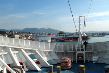 Auf der Fähre im Hafen von Igoumenitsa im Nordwesten von Griechenland, wo die Insel Korfu ist.