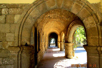 Kreuzgang mit Gewölbe und Säulenstützen aus gelbem Sandstein gemauert am Filerimos Kloster auf der Insel Rhodos.
