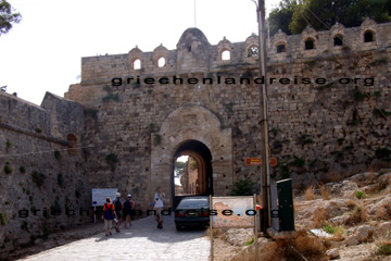 Eingang zur Zitadelle Fortetza auf der griechischen Insel Kreta. Gleich hinter dem großen Torbogen befinden sich auf der rechten Seite noch gut erhaltene Räume.