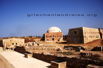Moschee Sultan Ibrahim Tzami auf der griechischen Insel Kreta in Rethymnon. Vor der Moschee auf der rechten Seite erkennt man das Überbleibsel von dem runden Minarett, das an der Basis etwa 3 Meter im Halbmesser mit Sandsteinen ausgebildet ist. Und weitere Gebäude sowie Mauerreste.