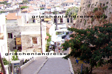 Aufgang zur Zitadelle Castro Fortezza in Rethymnon, Kreta, Griechenland. Im Hintergrund erkennt man noch einen Teil der Altstadt von Rethymnon.