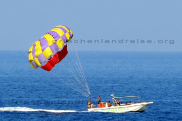 Fallschirmsegeln beim Griechenland Urlaub.