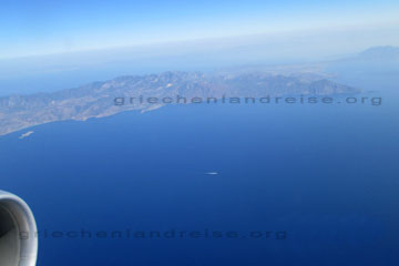 Flug nach Rhodos, unter uns sind wieder griechische Inseln zu erkennen, kurz vor der Landung ist dieses Foto entstanden.