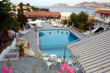 Hotel Alexander House in Agia Pelagia. Blick von oben auf den Swimingpool und auf das Meer mit der Bucht.