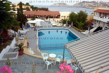 Agia Pelagia, Blick von unserem Hotel auf den Swimmingpool und im Hintergrund die Bucht und das Kretische Meer.