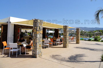 Poolbar in einer Hotelanlage auf der Insel Kos.