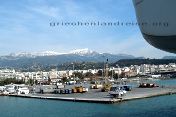 Anlegestelle beim einlaufen mit der Fähre in den Hafen von Igoumenitsa im Nordwesten von Griechenland.
