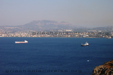 Blick auf die Bucht von Irakliou und dem Verwaltungssitz von  Kreta in Griechenland, der Stadt Heraklion. In der Bucht sieht man wie die großen Schiffe auf das Kretische Meer in Richtung Piräus (Athen) hinaus fahren.