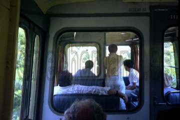 Kalavrita Zahnradbahn Triebwagen, während der Fahrt 
