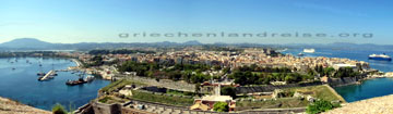 Korfu Stadt Panorama Aufnahme mit dem Fotoapparat vom Aussichtspunkt über Kerkyra mit seiner Altstadt.