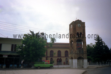 Kirche in Diakopto nähe Bahnhof nach Kalavrita mit der Zahnradbahn