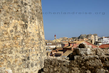 Links auf dem Bild mit Blick über die Dächer der Altstadt von Korfu Stadt das sind die mächtigen Mauern der byzantinischen Festung die wir auch besichtigt haben im Rahmen von unserem Kulturprogramm bei diesem Griechenland Urlaub auf Korfu im Jahr 2015.