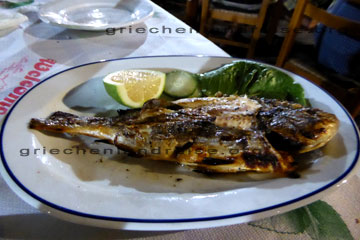 Ein gegrillter ganzer Fisch so wie wir den beim Griechenland Urlaub auf der Insel Korfu im Jahr 2015 serviert bekamen, mit Pommes und ein wenig Salat, hm lecker.