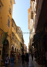 Touristen und die engen Gassen prägen das Bild der Altstadt von Korfu Stadt in der Hauptsaison wie hier auf dem Bild von unserem Griechenland Urlaub zu sehen ist.