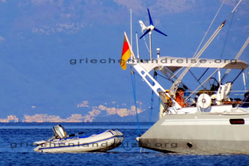 Touristen beim Griechenland Urlaub auf einer Segelyacht vor der Insel Korfu.