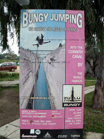 Plakat von dem Angebot zum Bungy Jumping an der Straße von Korinth, von der Brücke in den Kanal.
