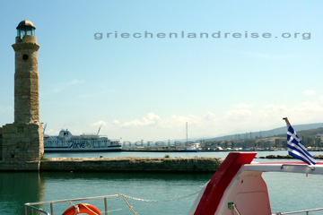 Autofähre der Lane Lines in einem Hafen auf einer griechischen Insel