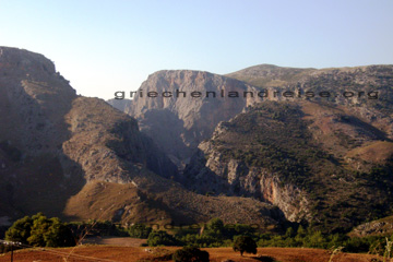 Fahrt in die Berge von Kreta in Griechenland. Ansicht einer Schlucht von denen es auf Kreta mehrere gibt.